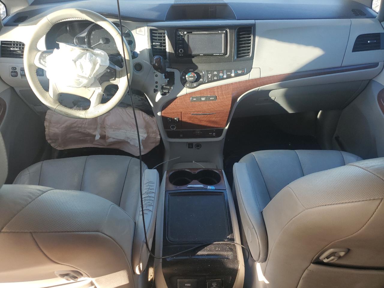 2014 Toyota Sienna VIN 5TDYK3DC3ES456968 Copart auction photo, front end / minor dent/scratches damage thumbnail 8