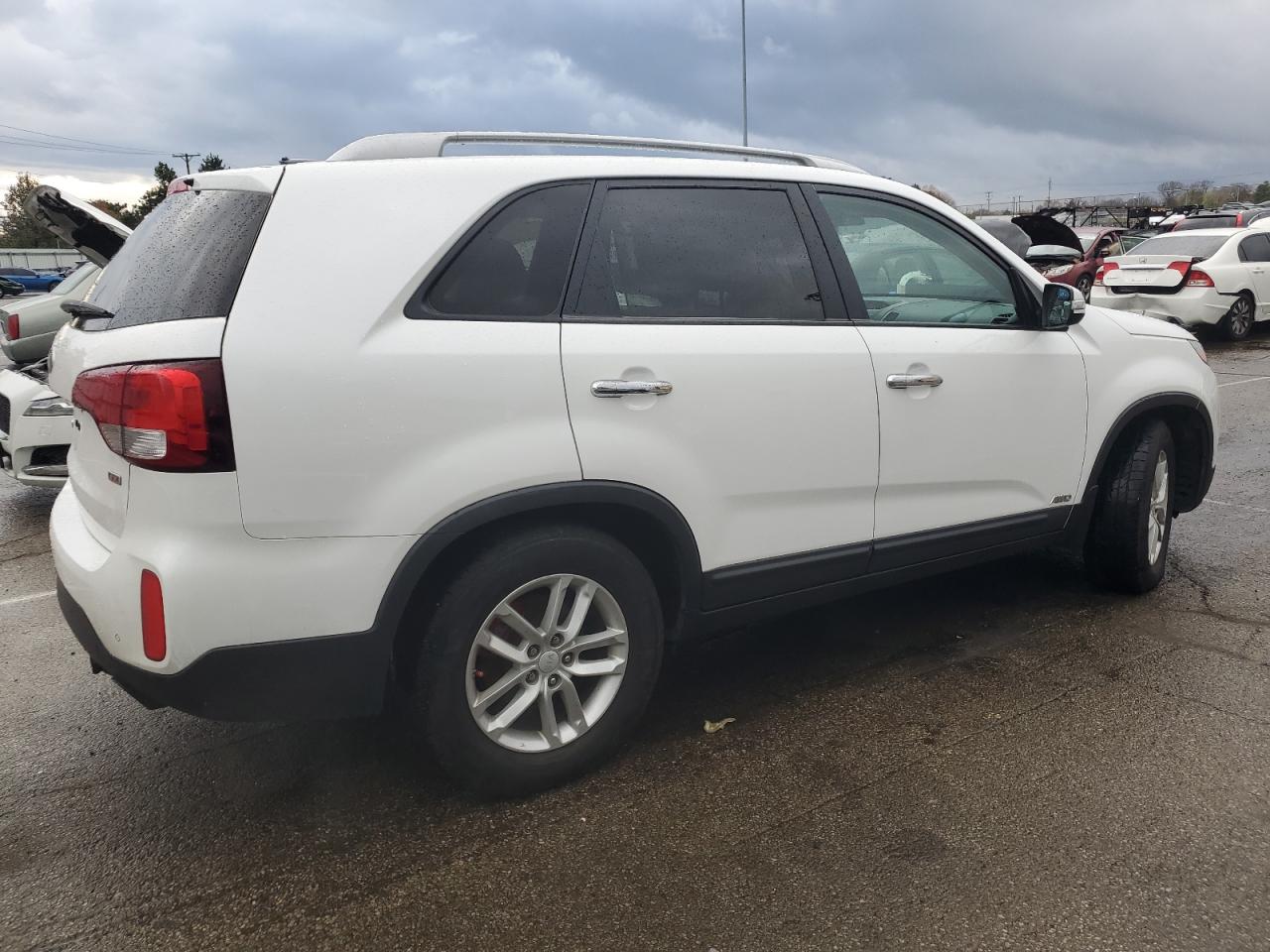 2015 KIA Sorento VIN 5XYKTCA65FG560863 Copart auction photo, minor dent/scratches damage thumbnail 3