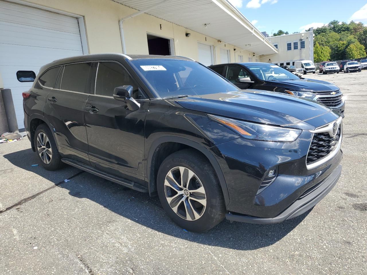 2022 Toyota Highlander VIN 5TDHZRBH5NS163389 Copart auction photo, side / rear end damage thumbnail 4