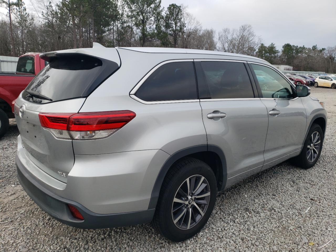 2017 Toyota Highlander VIN 5TDKZRFH0HS507926 Copart auction photo, minor dent/scratches damage thumbnail 3