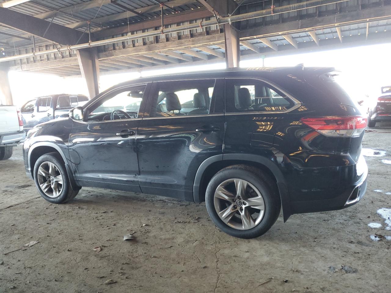 2019 Toyota Highlander VIN 5TDDZRFH9KS977677 Copart auction photo, rear end damage thumbnail 2