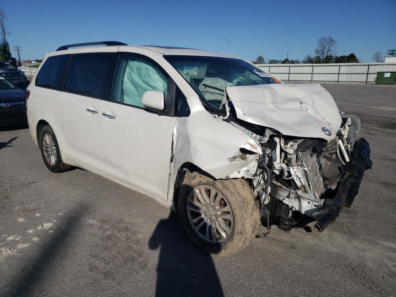 2017 Toyota Sienna VIN 5TDYZ3DC2HS790411 Copart auction photo, front end damage thumbnail 4