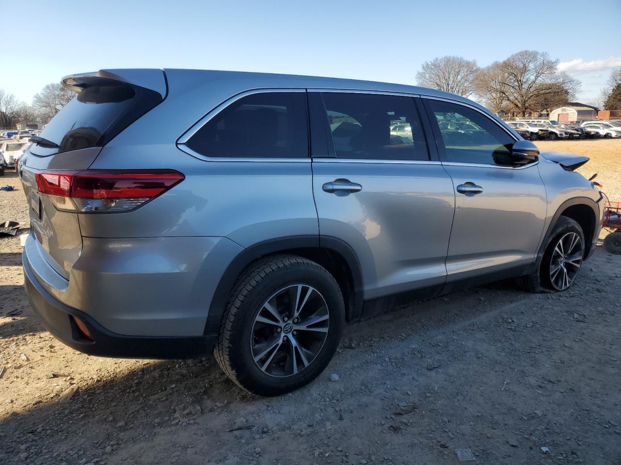 2019 Toyota Highlander VIN 5TDZARFH6KS051542 Copart auction photo, front end damage thumbnail 3