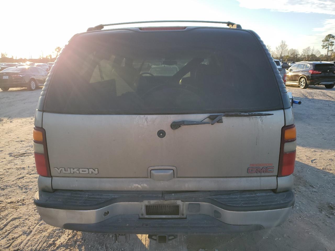 2002 GMC Yukon VIN 1GKEC13Z62R282497 Copart auction photo, front end / minor dent/scratches damage thumbnail 6