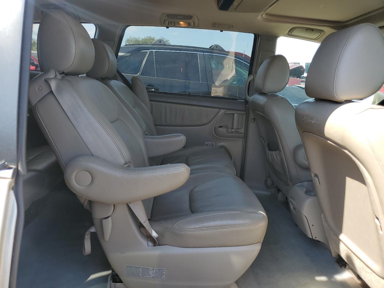 2010 Toyota Sienna VIN 5TDYK4CC4AS334637 Copart auction photo, front end / side damage thumbnail 11