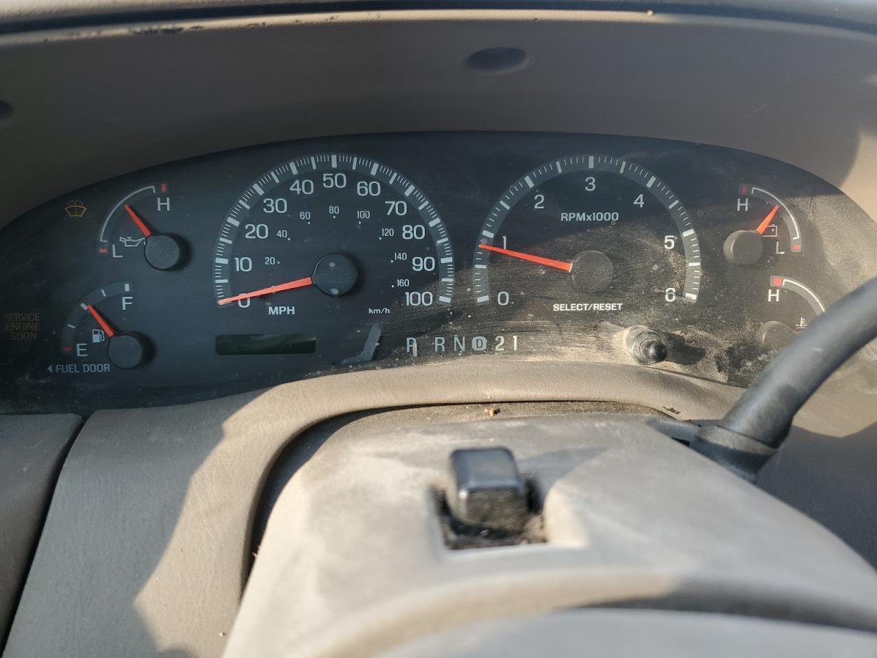 2000 Ford Expedition VIN 1FMRU1763YLB60424 Copart auction photo, front end / minor dent/scratches damage thumbnail 9