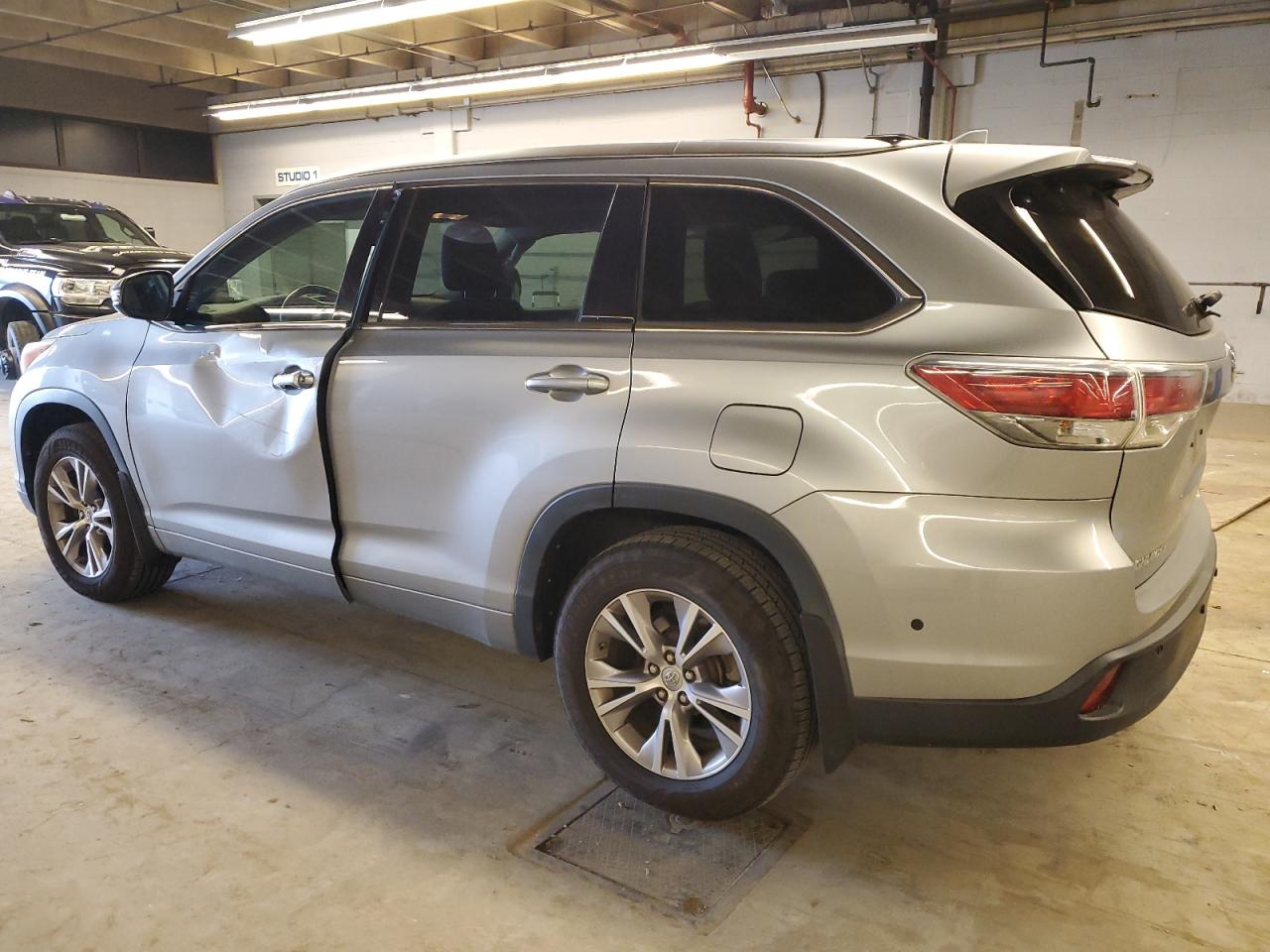 2014 Toyota Highlander VIN 5TDJKRFHXES069119 Copart auction photo, side damage thumbnail 2