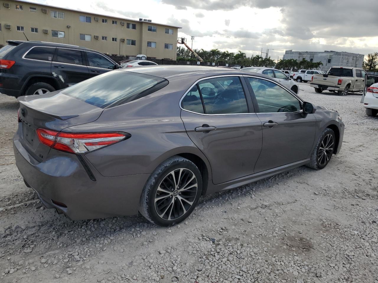 2018 Toyota Camry VIN 4T1B11HK9JU571638 Copart auction photo, side / rear end damage thumbnail 3