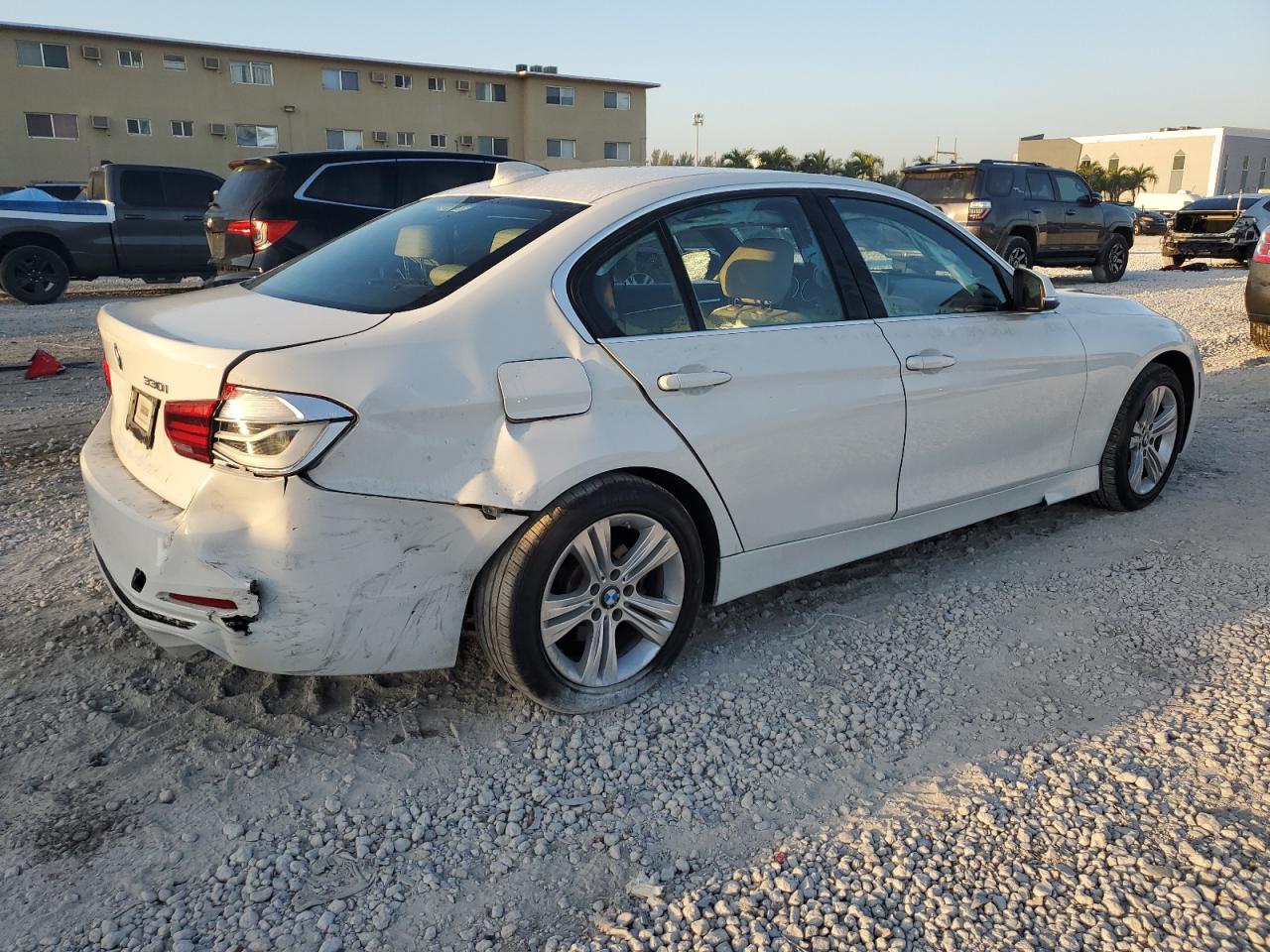 2017 BMW 3er VIN WBA8B9G5XHNU50365 Copart auction photo, rear end / minor dent/scratches damage thumbnail 3