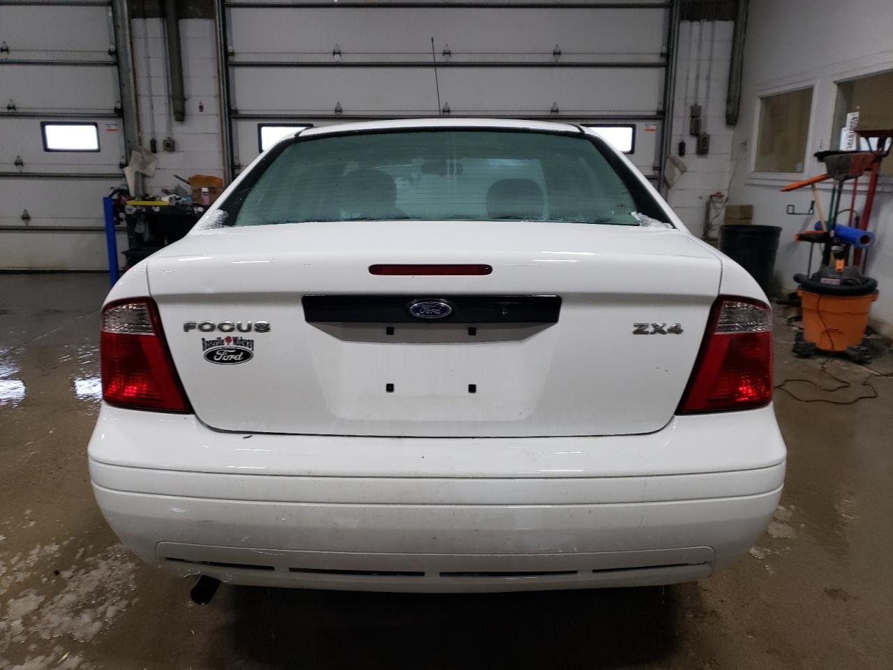 2005 Ford Focus VIN 1FAFP34N15W119747 Copart auction photo, undercarriage / minor dent/scratches damage thumbnail 6