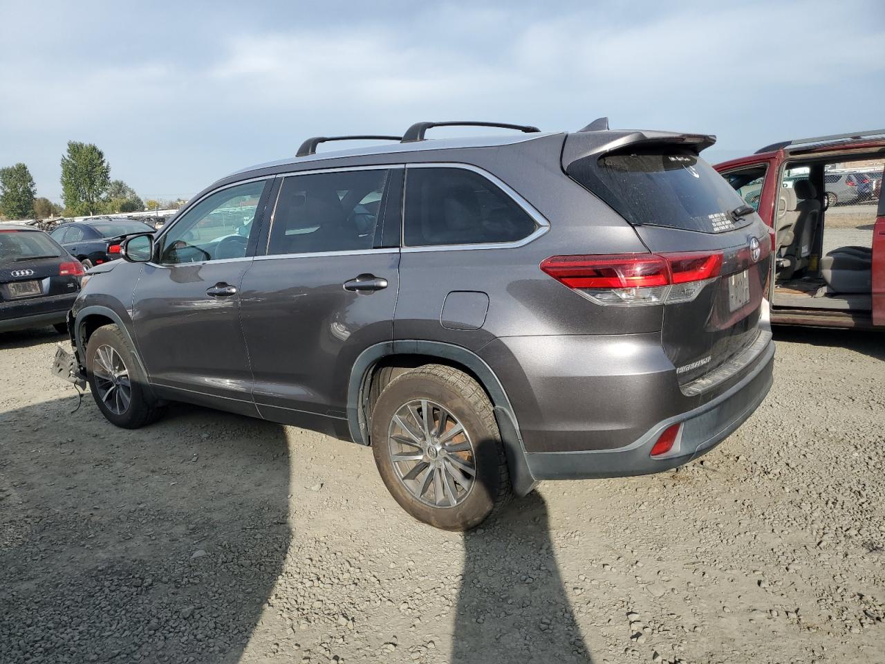 2018 Toyota Highlander VIN 5TDJZRFH3JS538010 Copart auction photo, front end damage thumbnail 2