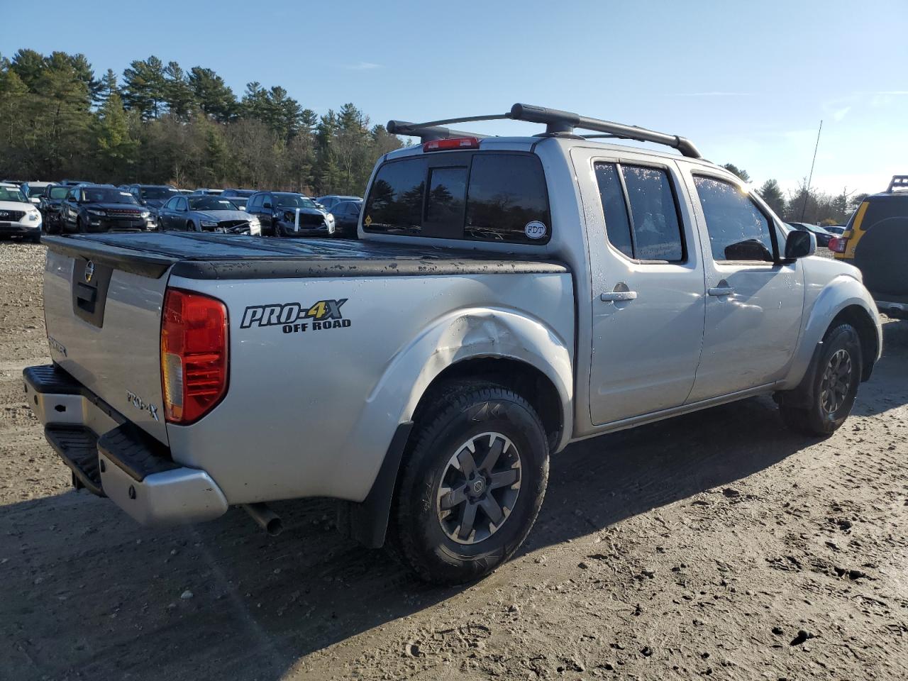 2015 Nissan Navara (Frontier) VIN 1N6AD0EV4FN710279 Copart auction photo, front end / side damage thumbnail 3
