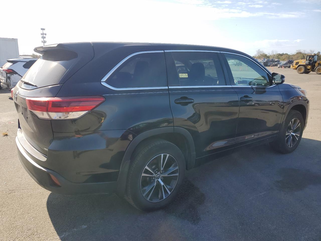 2017 Toyota Highlander VIN 5TDBZRFH8HS407220 Copart auction photo, minor dent/scratches damage thumbnail 3