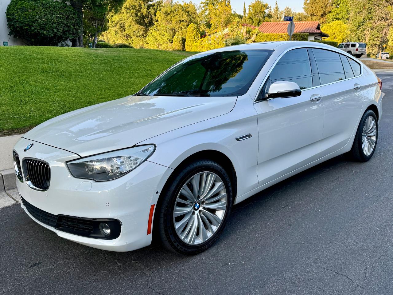 2016 BMW 5er VIN WBA5M2C5XGG499062 Copart auction photo, normal wear / minor dent/scratches damage thumbnail 2
