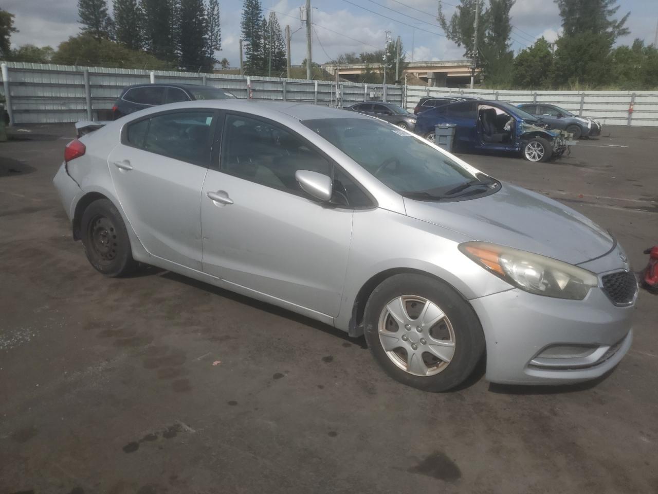 2015 KIA Forte VIN KNAFK4A67F5405683 Copart auction photo, all over damage thumbnail 4