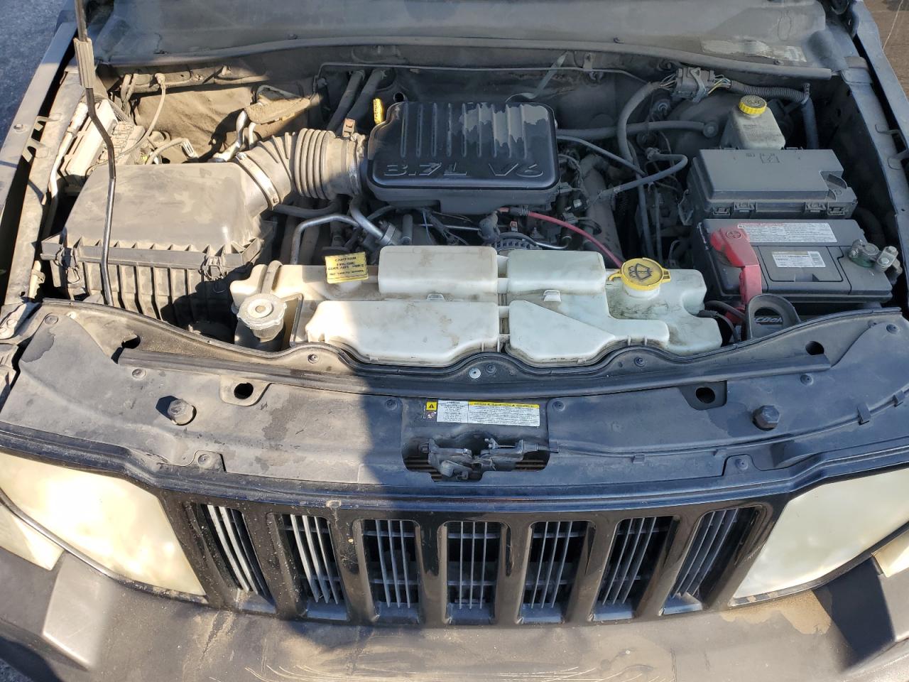2008 Jeep Liberty (North America) VIN 1J8GN28K38W136139 Copart auction photo, minor dent/scratches damage thumbnail 12