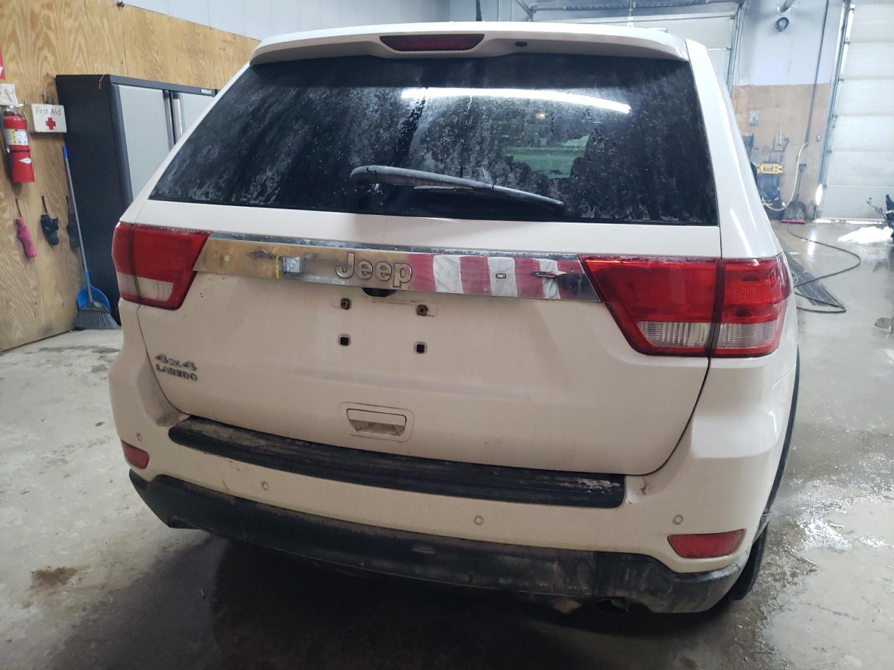 2011 Jeep Grand Cherokee VIN 1J4RR4GG3BC550232 Copart auction photo, front end / minor dent/scratches damage thumbnail 6