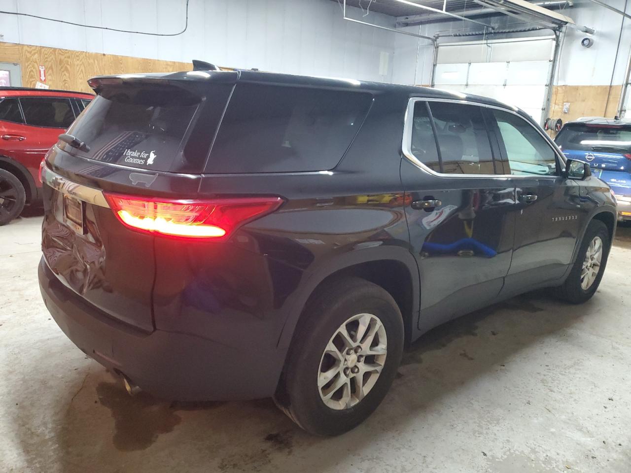 2018 Chevrolet Traverse VIN 1GNEVFKW1JJ172746 Copart auction photo, front end / minor dent/scratches damage thumbnail 3