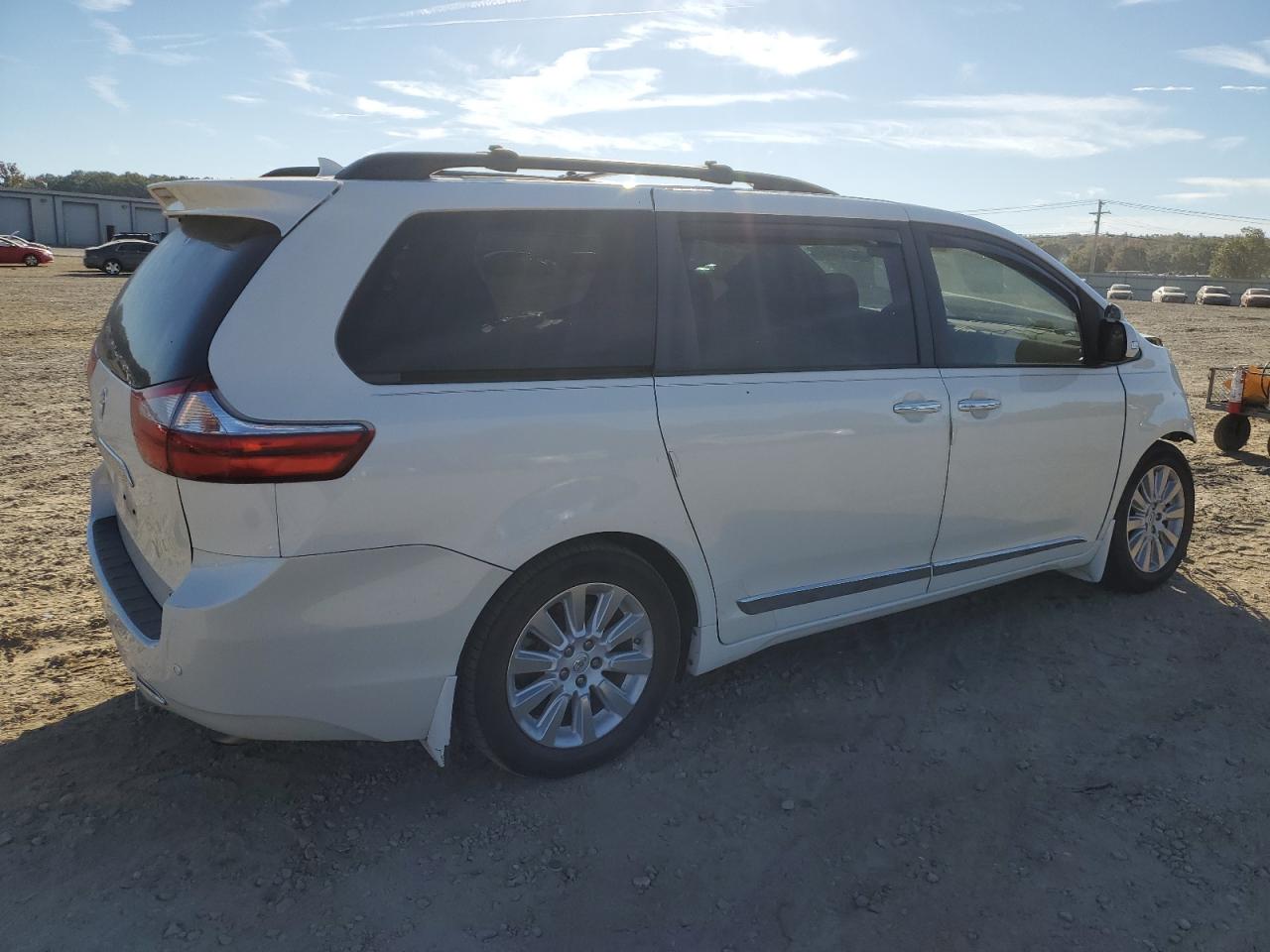 2015 Toyota Sienna VIN 5TDYK3DCXFS550038 Copart auction photo, front end / minor dent/scratches damage thumbnail 3