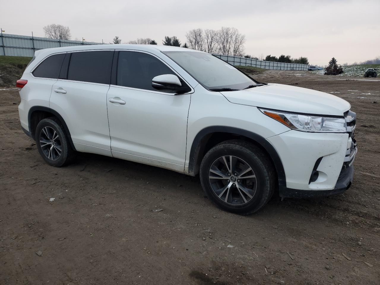 2017 Toyota Highlander VIN 5TDZARFH2HS031054 Copart auction photo, front end / side damage thumbnail 4