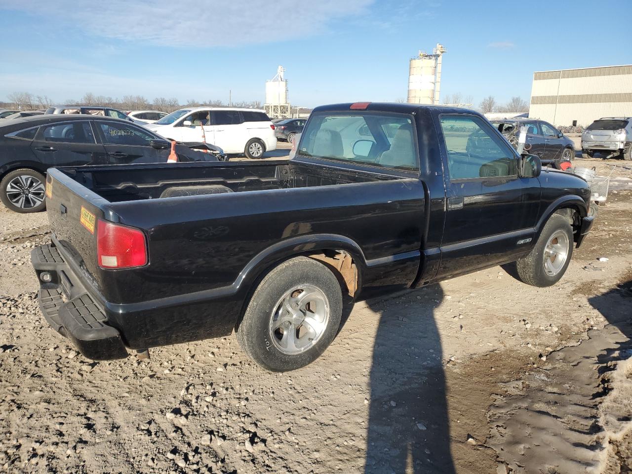 2001 Chevrolet S-10 Pickup VIN 1GCCS14501K135469 Copart auction photo, side damage thumbnail 3