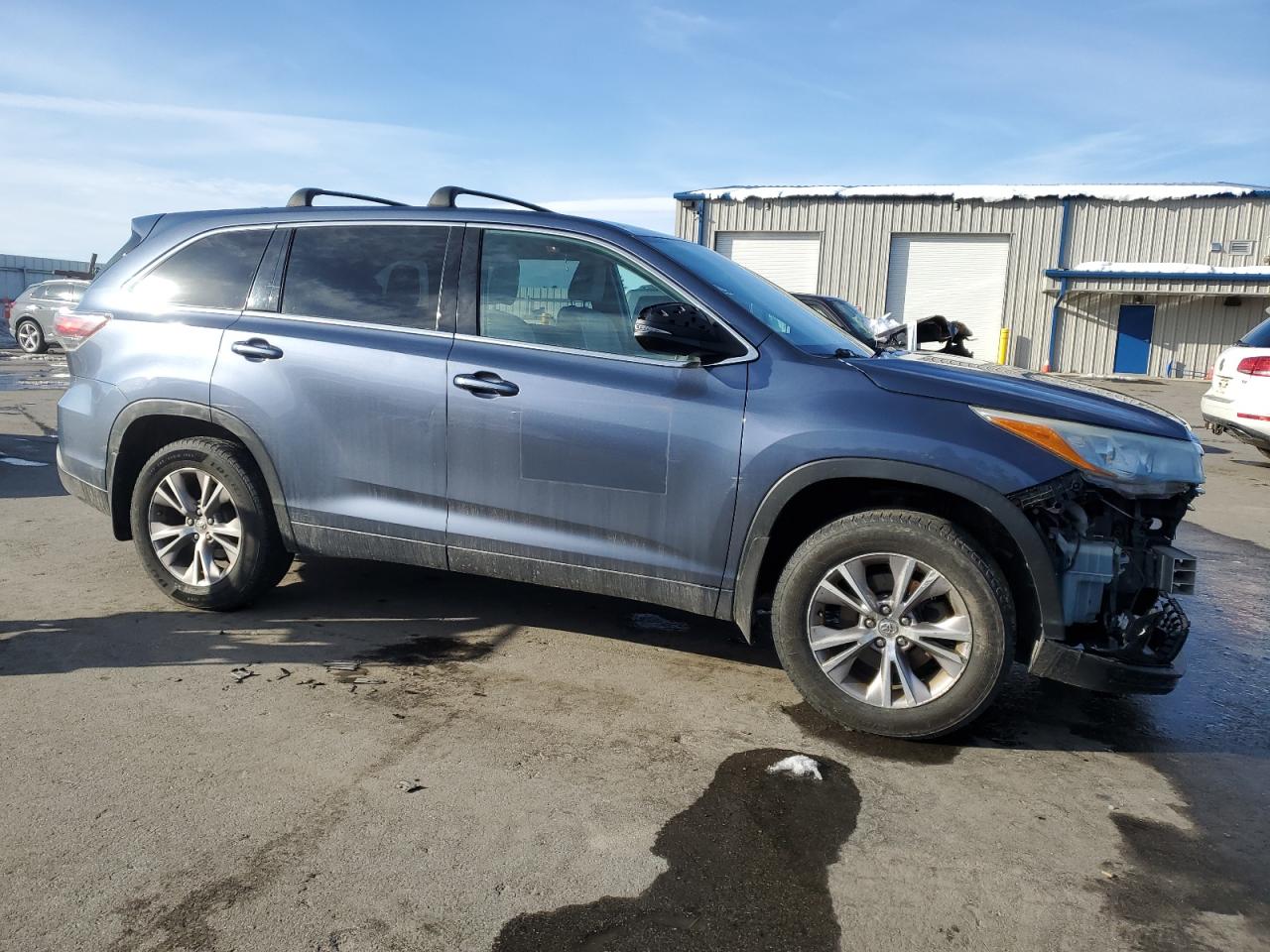 2015 Toyota Highlander VIN 5TDBKRFH3FS142112 Copart auction photo, front end / side damage thumbnail 4