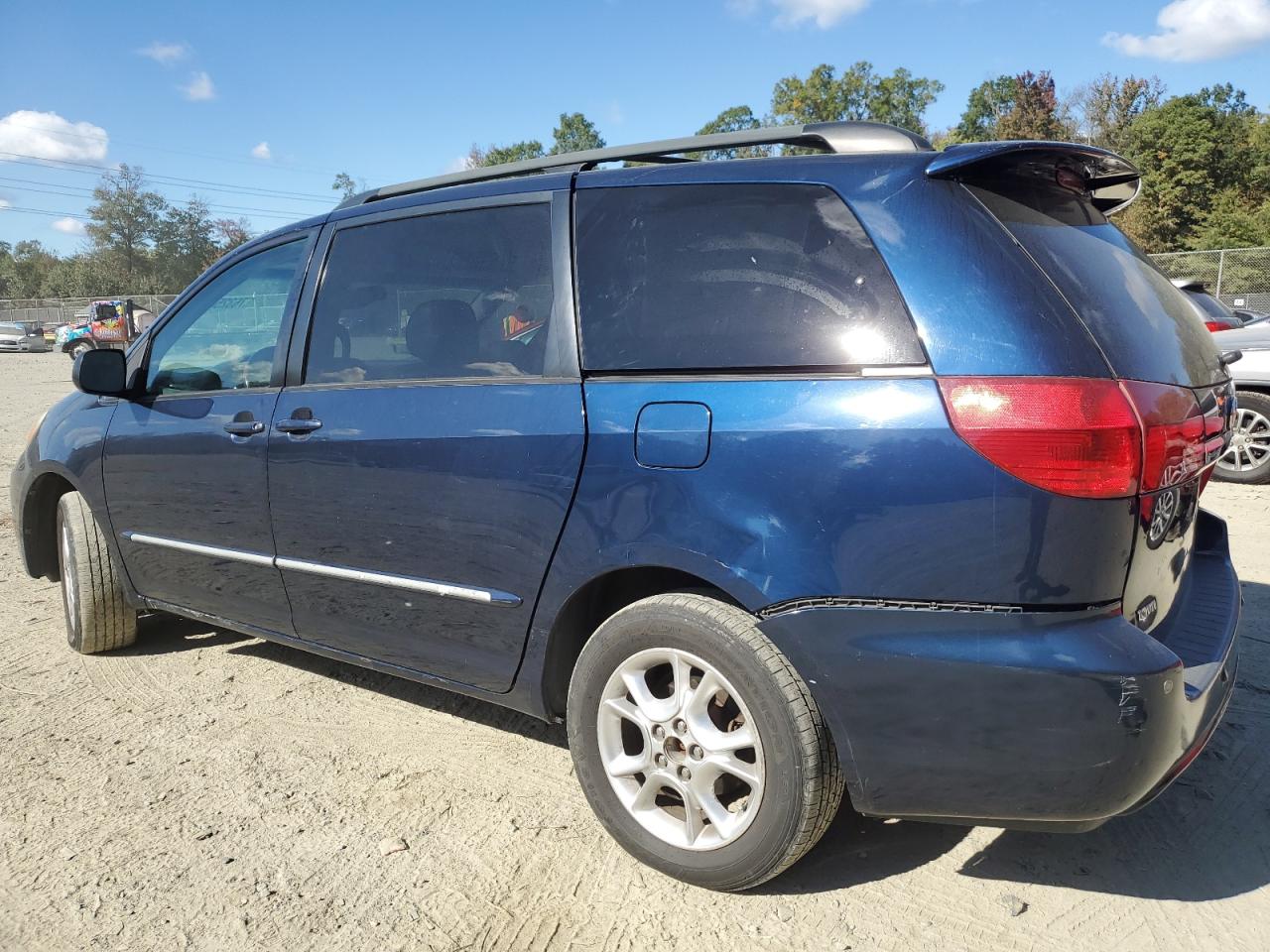2005 Toyota Sienna VIN 5TDBA22C75S032778 Copart auction photo, rear end / front end damage thumbnail 2