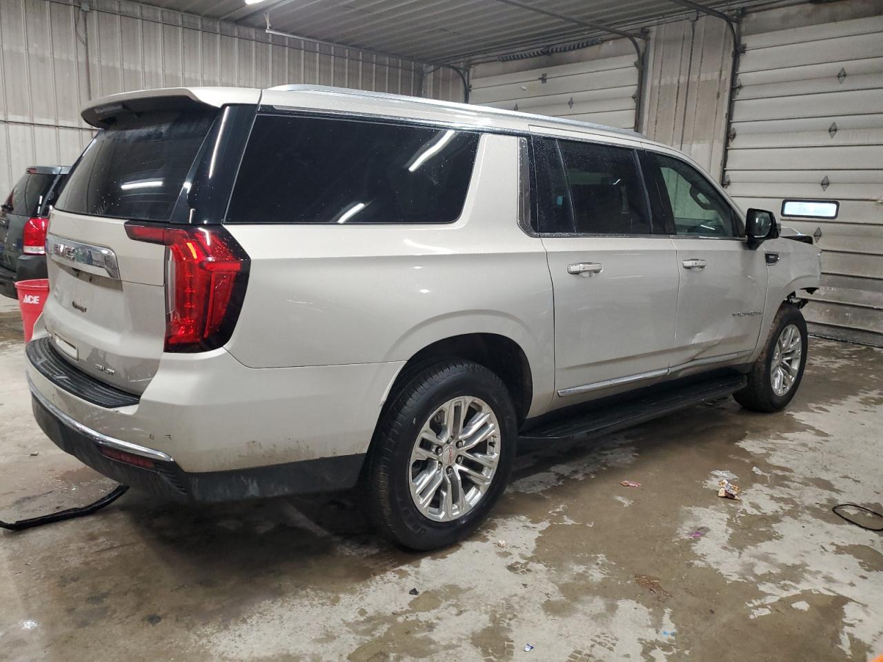 2021 GMC Yukon VIN 1GKS2GKDXMR464592 Copart auction photo, front end / side damage thumbnail 3