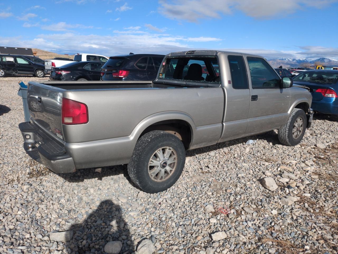 2003 GMC Sonoma VIN 1GTDT19X838102330 Copart auction photo, front end damage thumbnail 3