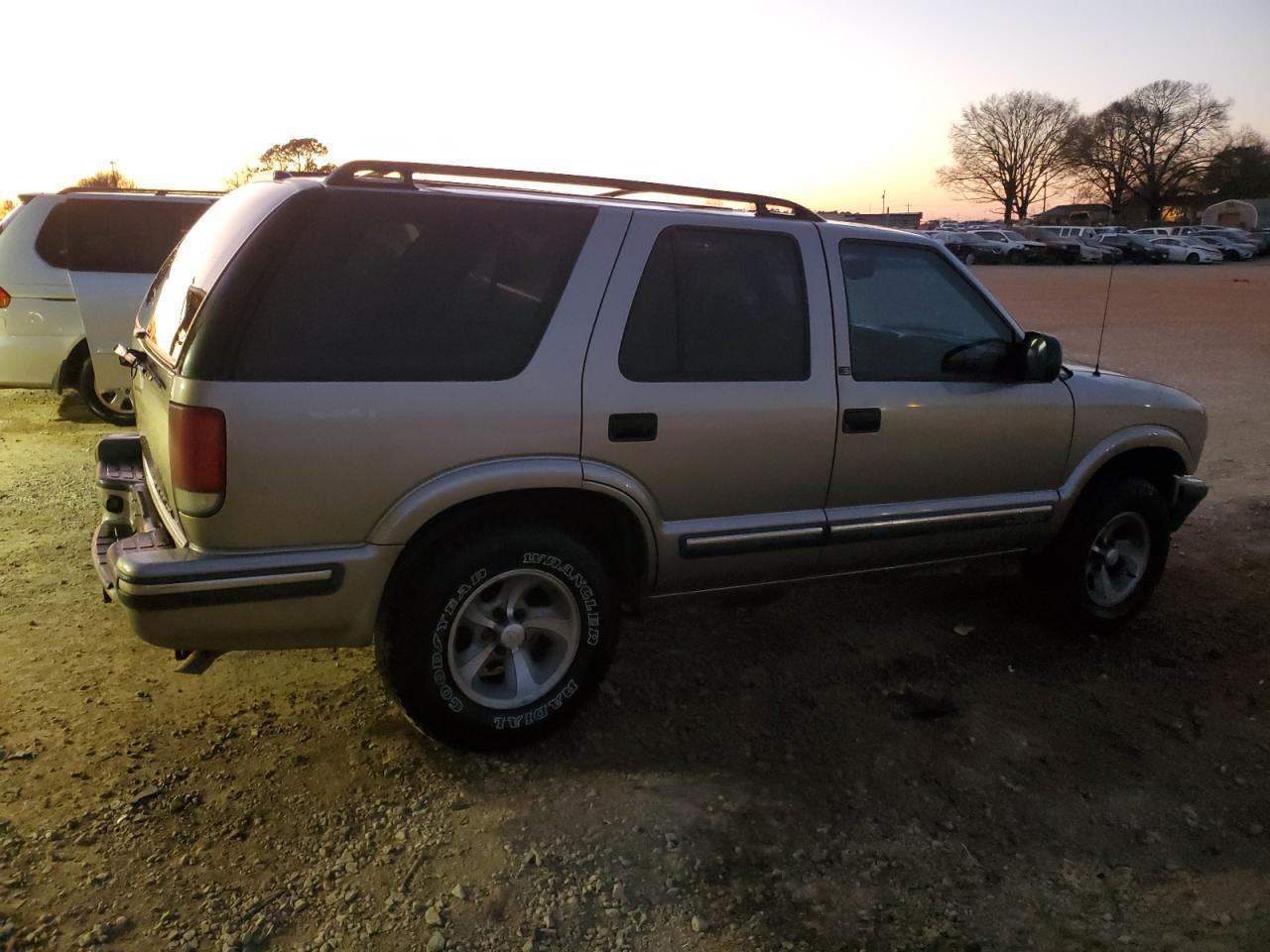 1999 Chevrolet Blazer VIN 1GNCS13W8XK191881 Copart auction photo, front end damage thumbnail 3