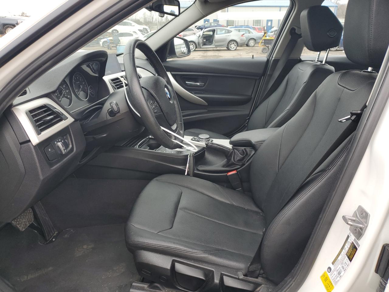 2017 BMW 3er VIN WBA8E1G57HNU14769 Copart auction photo, front end damage thumbnail 7