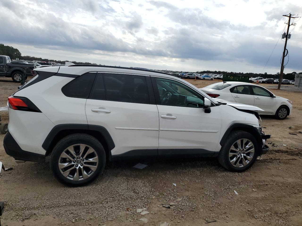 2020 Toyota RAV 4 VIN 2T3C1RFV3LW075812 Copart auction photo, front end damage thumbnail 3