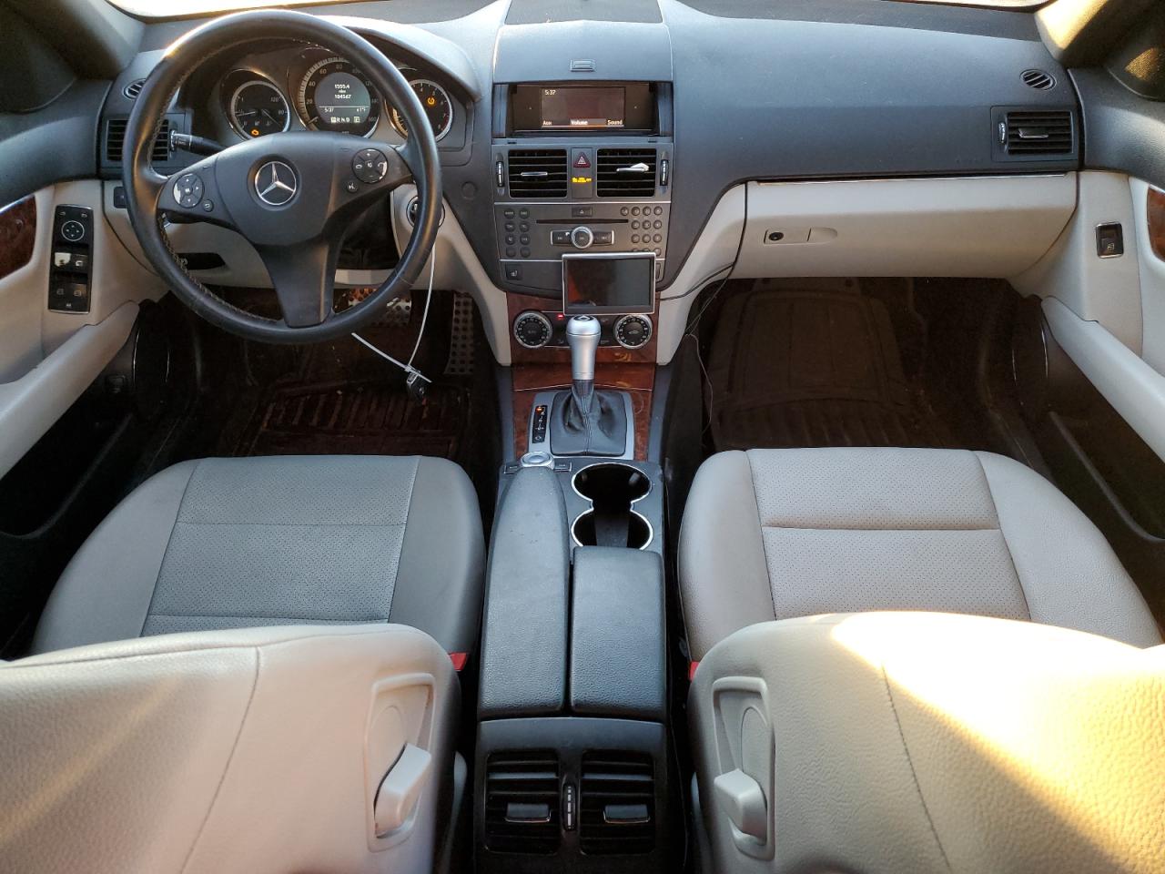2011 Mercedes-Benz C-klasse VIN WDDGF8BB1BA496262 Copart auction photo, minor dent/scratches / mechanical damage thumbnail 8