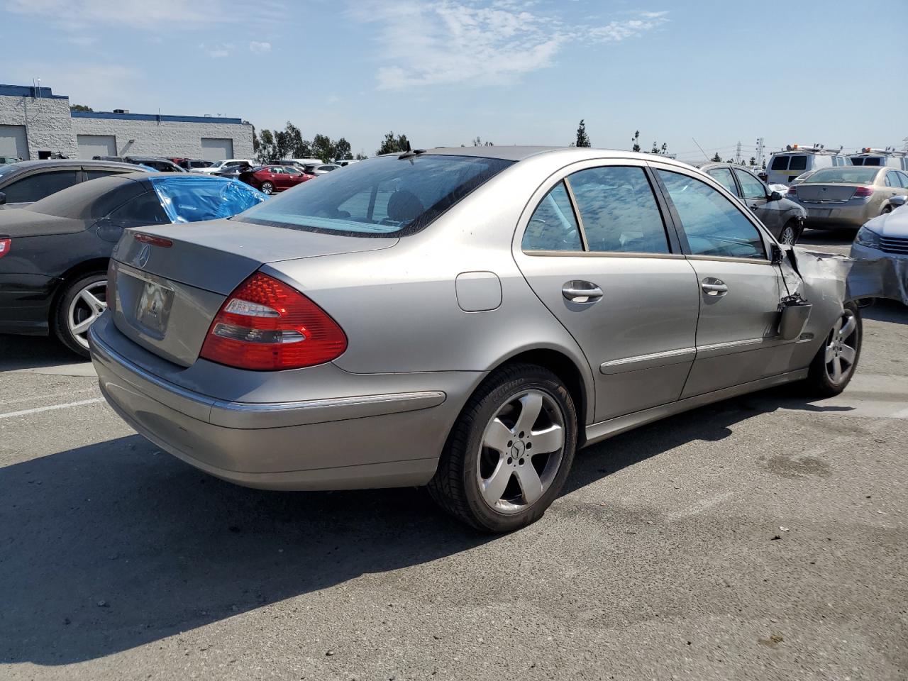 2004 Mercedes-Benz E-klasse VIN WDBUF65JX4A390883 Copart auction photo, front end damage thumbnail 3