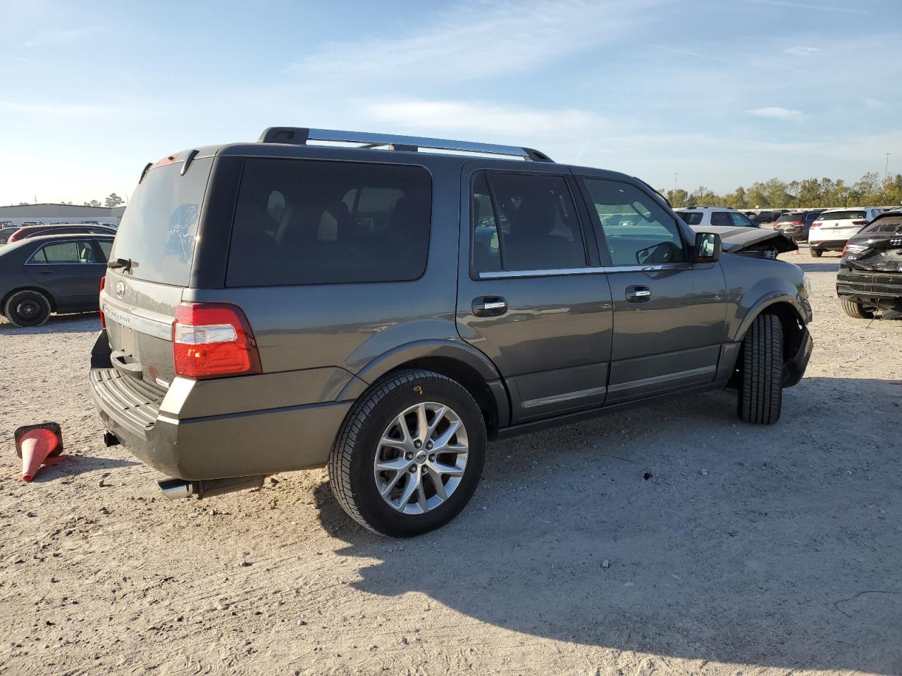 2015 Ford Expedition VIN 1FMJU1KT3FEF33506 Copart auction photo, front end / side damage thumbnail 3