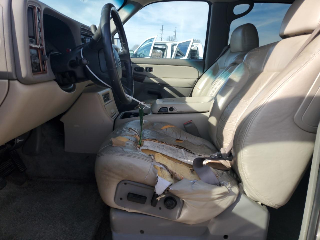 2001 Chevrolet Suburban VIN 3GNFK16T11G105761 Copart auction photo, front end damage thumbnail 7