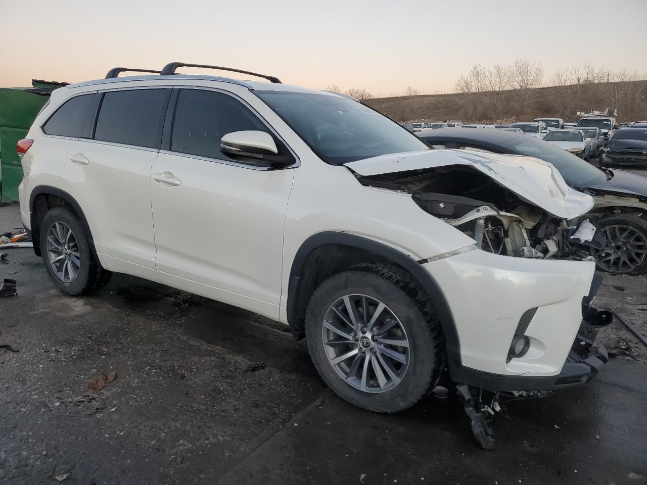 2017 Toyota Highlander VIN 5TDJZRFH1HS516114 Copart auction photo, front end / vandalism damage thumbnail 4