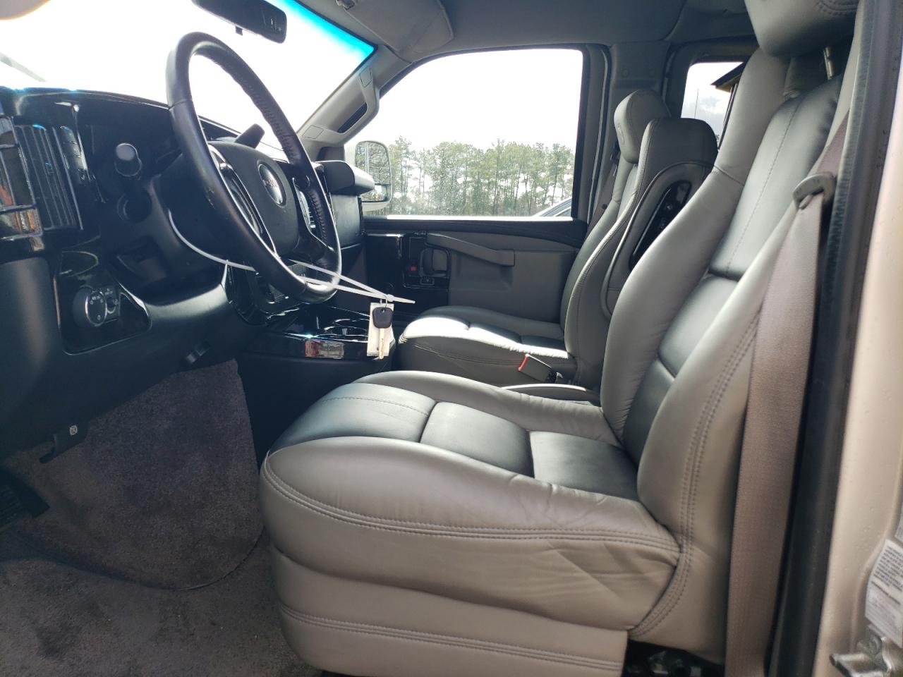 2018 GMC Savana VIN 1GTW7AFG9J1326617 Copart auction photo, front end / minor dent/scratches damage thumbnail 7