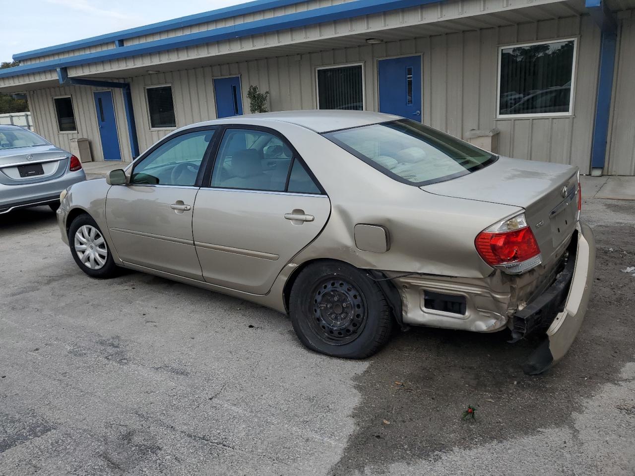 2005 Toyota Camry VIN 4T1BE32K95U557513 Copart auction photo, rear end / front end damage thumbnail 2