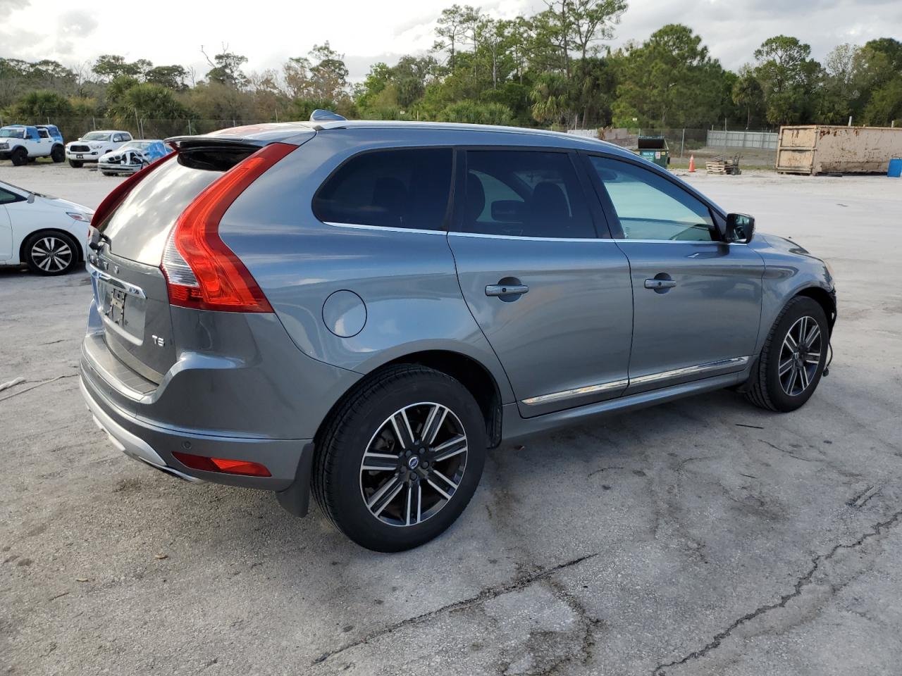 2017 Volvo XC60 VIN YV440MDR6H2064946 Copart auction photo, front end / minor dent/scratches damage thumbnail 3