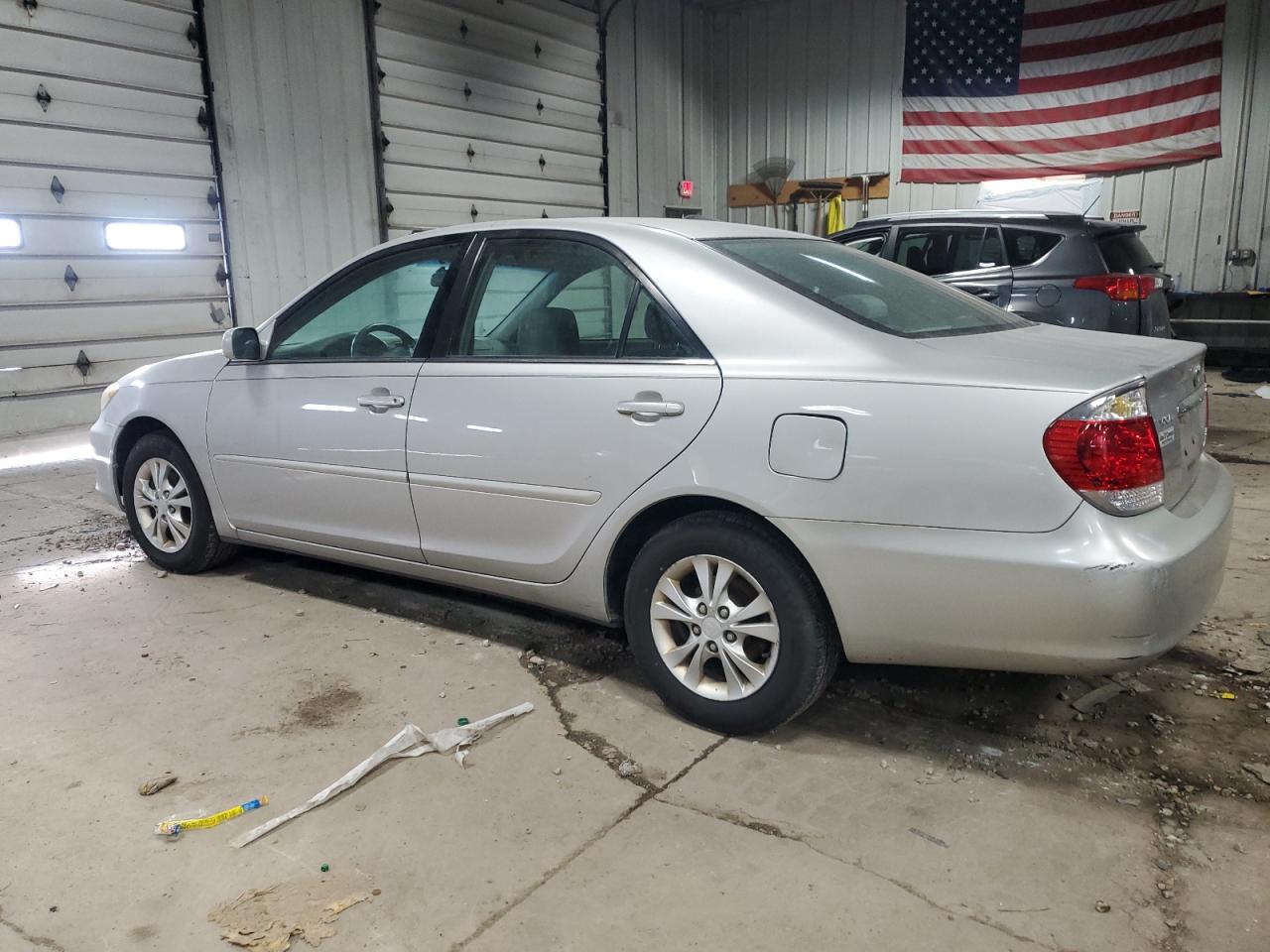 2005 Toyota Camry VIN 4T1BF32K85U109552 Copart auction photo, minor dent/scratches damage thumbnail 2