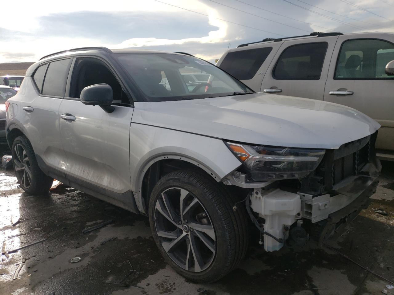 2019 Volvo XC40 VIN YV4162UM0K2156524 Copart auction photo, front end / side damage thumbnail 4