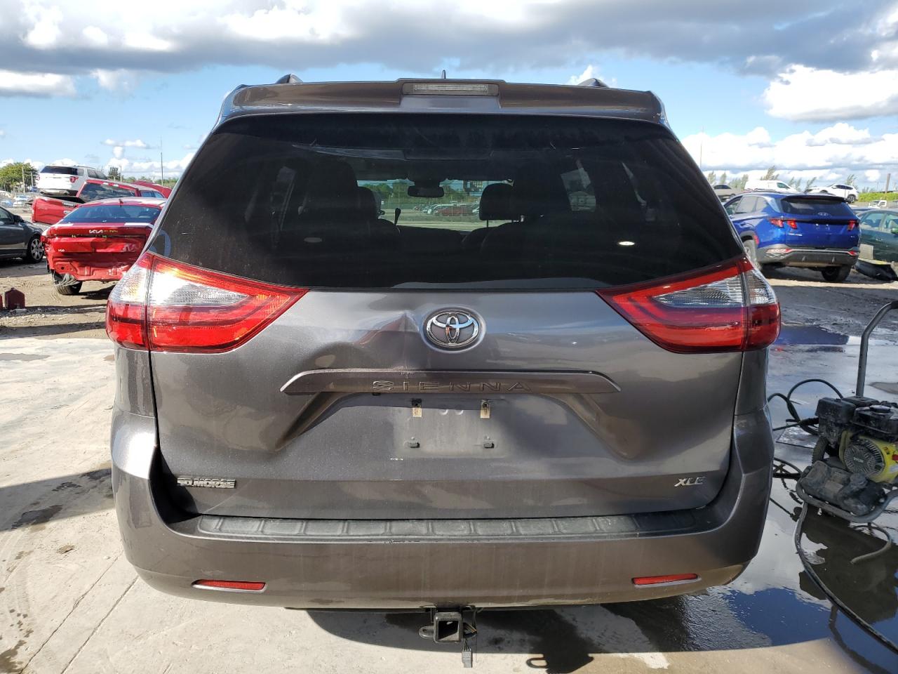 2020 Toyota Sienna VIN 5TDYZ3DC5LS025850 Copart auction photo, front end / minor dent/scratches damage thumbnail 6