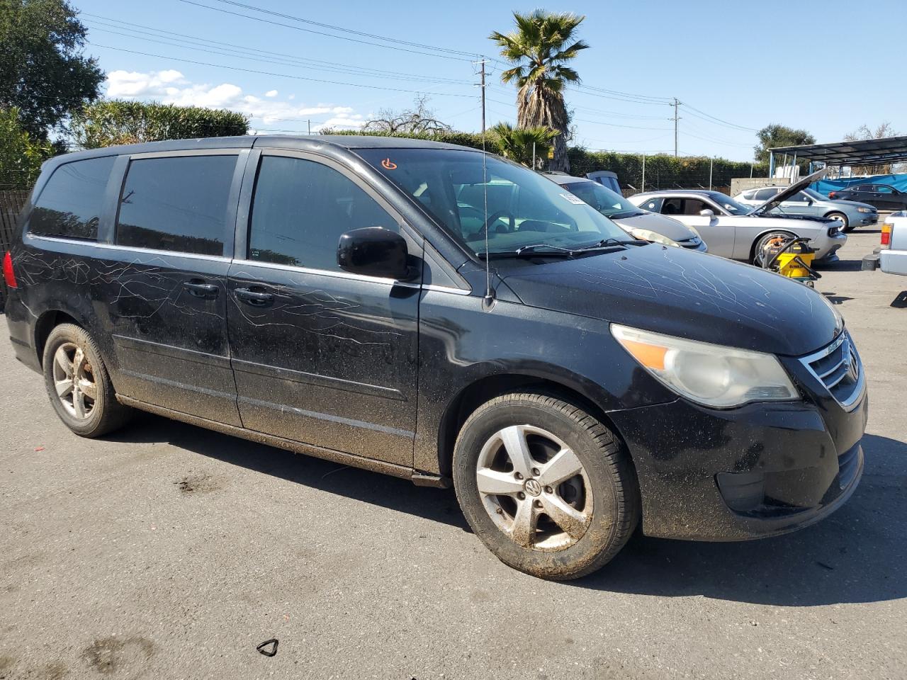 2009 Volkswagen Routan VIN 2V8HW34189R610368 Copart auction photo, vandalism damage thumbnail 4