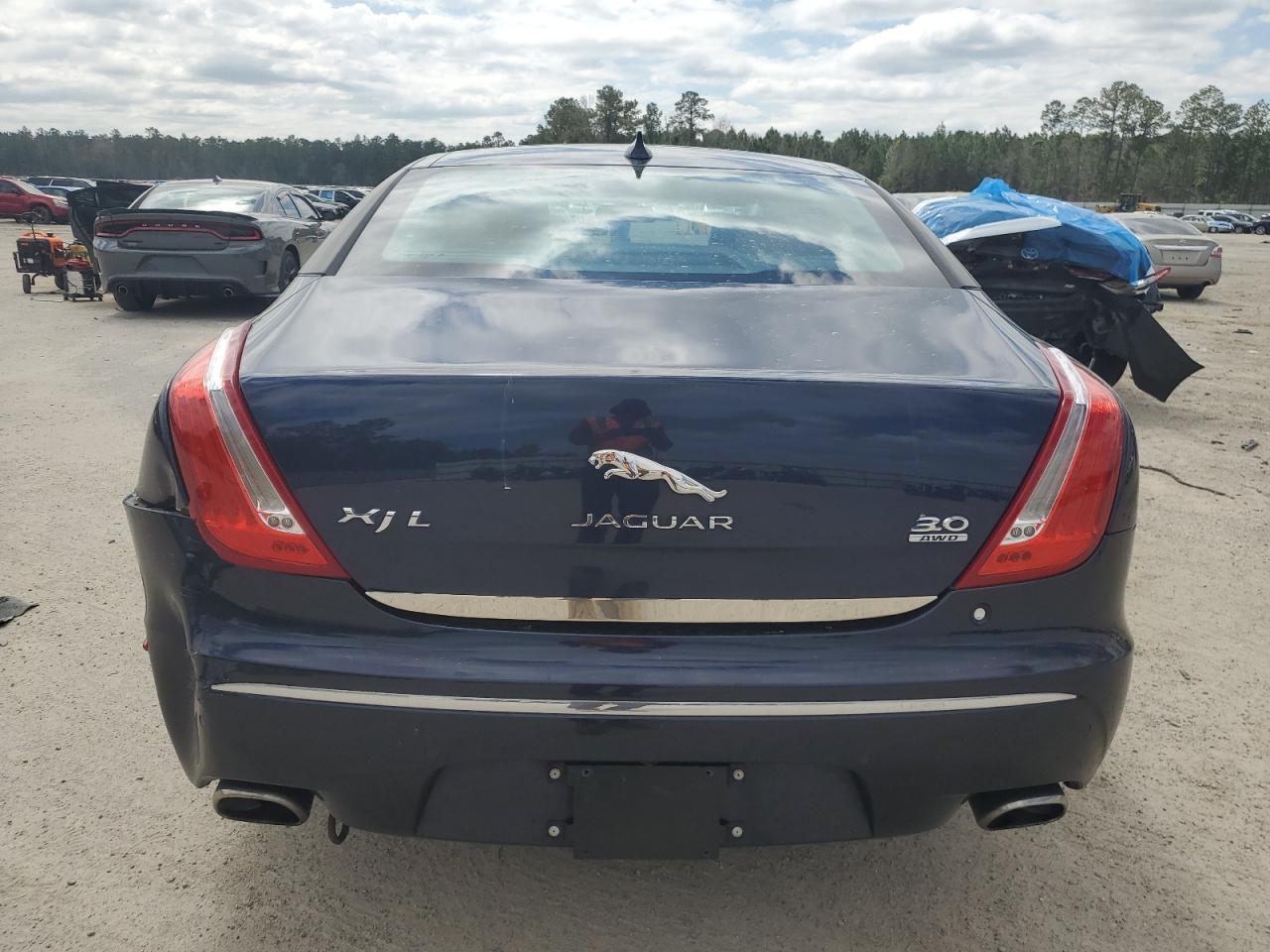 2015 Jaguar XJ VIN SAJWJ2GD8F8V84252 Copart auction photo, rear end damage thumbnail 6