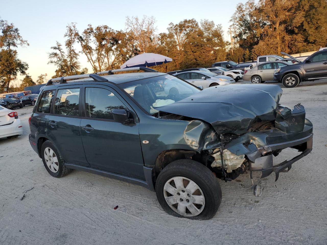 2005 Mitsubishi Outlander VIN JA4LX31F55U007095 Copart auction photo, front end / minor dent/scratches damage thumbnail 4