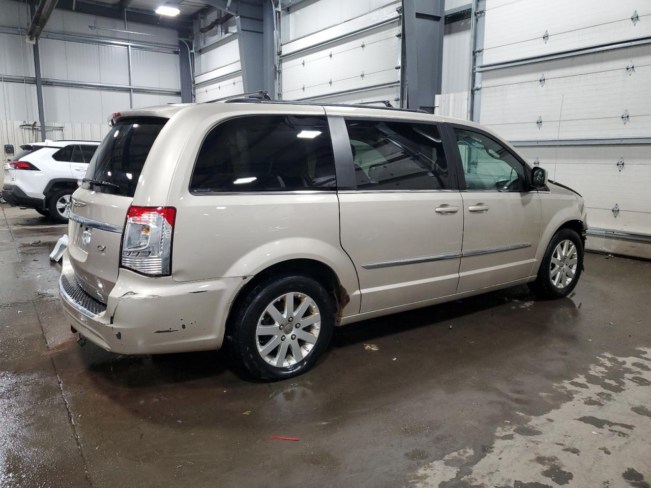 2015 Chrysler Town & Country VIN 2C4RC1BG8FR526552 Copart auction photo, front end / rear end damage thumbnail 3