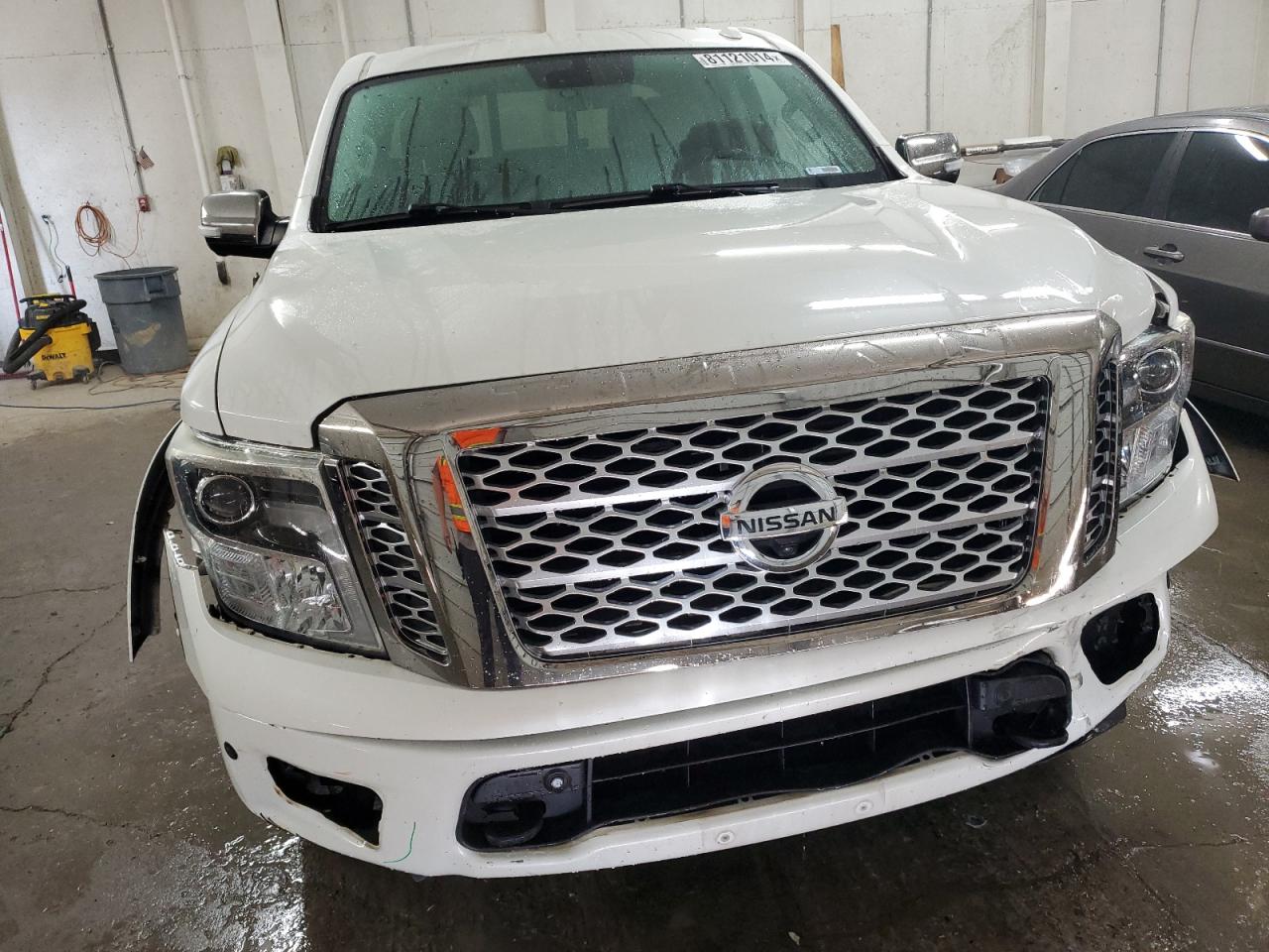 2017 Nissan Titan VIN 1N6AA1E52HN526038 Copart auction photo, front end / minor dent/scratches damage thumbnail 5