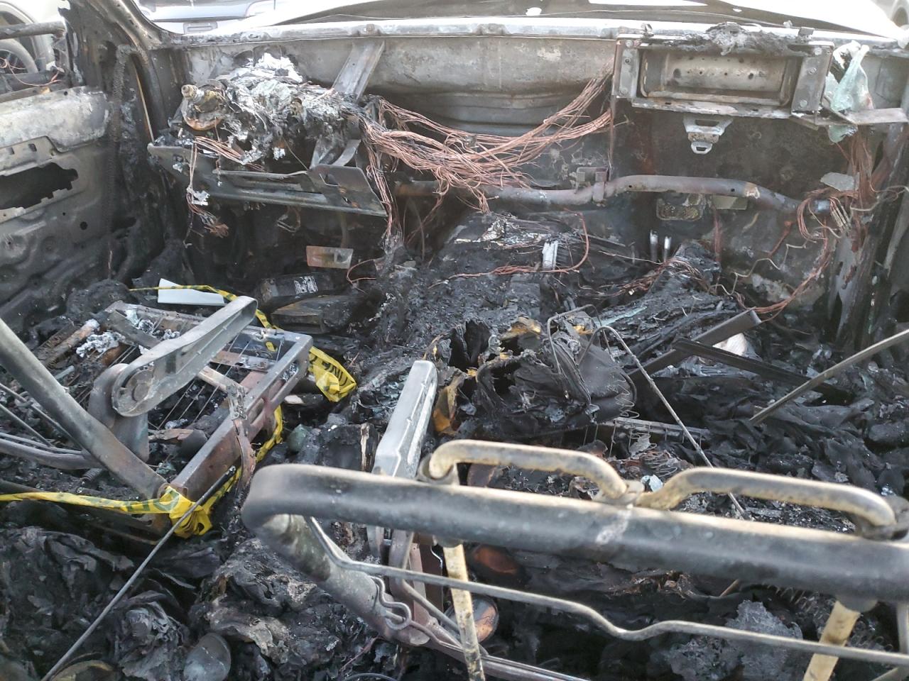 1998 Chevrolet GMT-400 VIN 2GCEK19RXW1193021 Copart auction photo, burn damage thumbnail 8