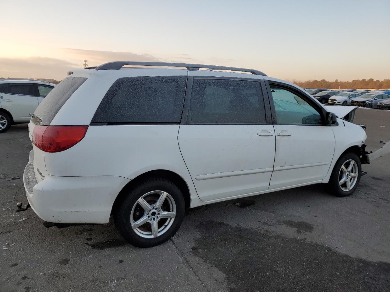 2006 Toyota Sienna VIN 5TDBA23C26S055028 Copart auction photo, front end / minor dent/scratches damage thumbnail 3